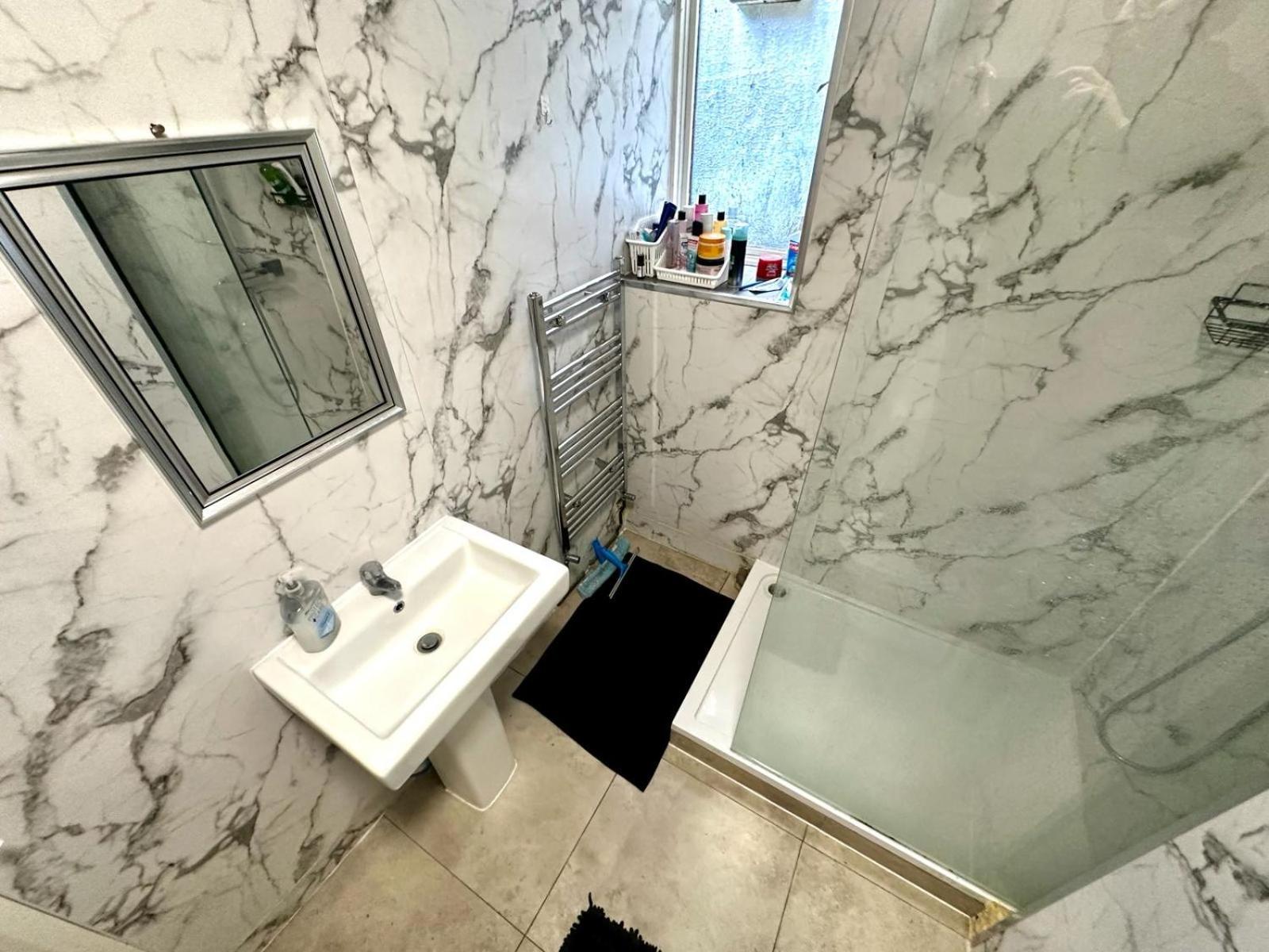 Whitechapel Station Rooms R1 Лондон Екстер'єр фото