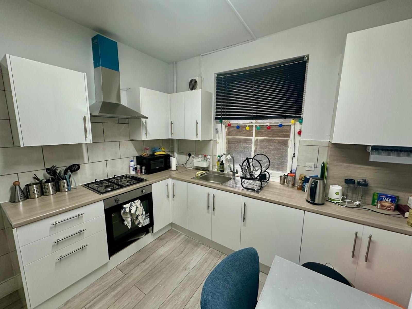 Whitechapel Station Rooms R1 Лондон Екстер'єр фото