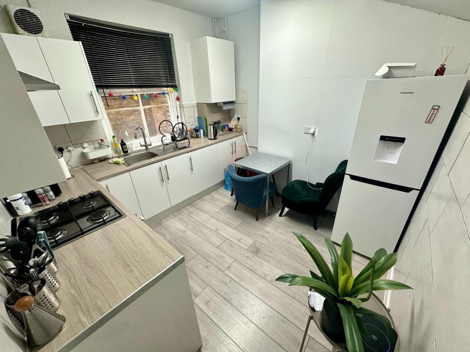 Whitechapel Station Rooms R1 Лондон Екстер'єр фото